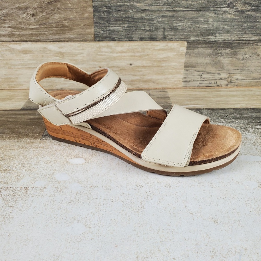 Clarks Kacha Wave Womens Wedge Sandal Sz 6.5 M Cream Soft Leather Hook & Loop